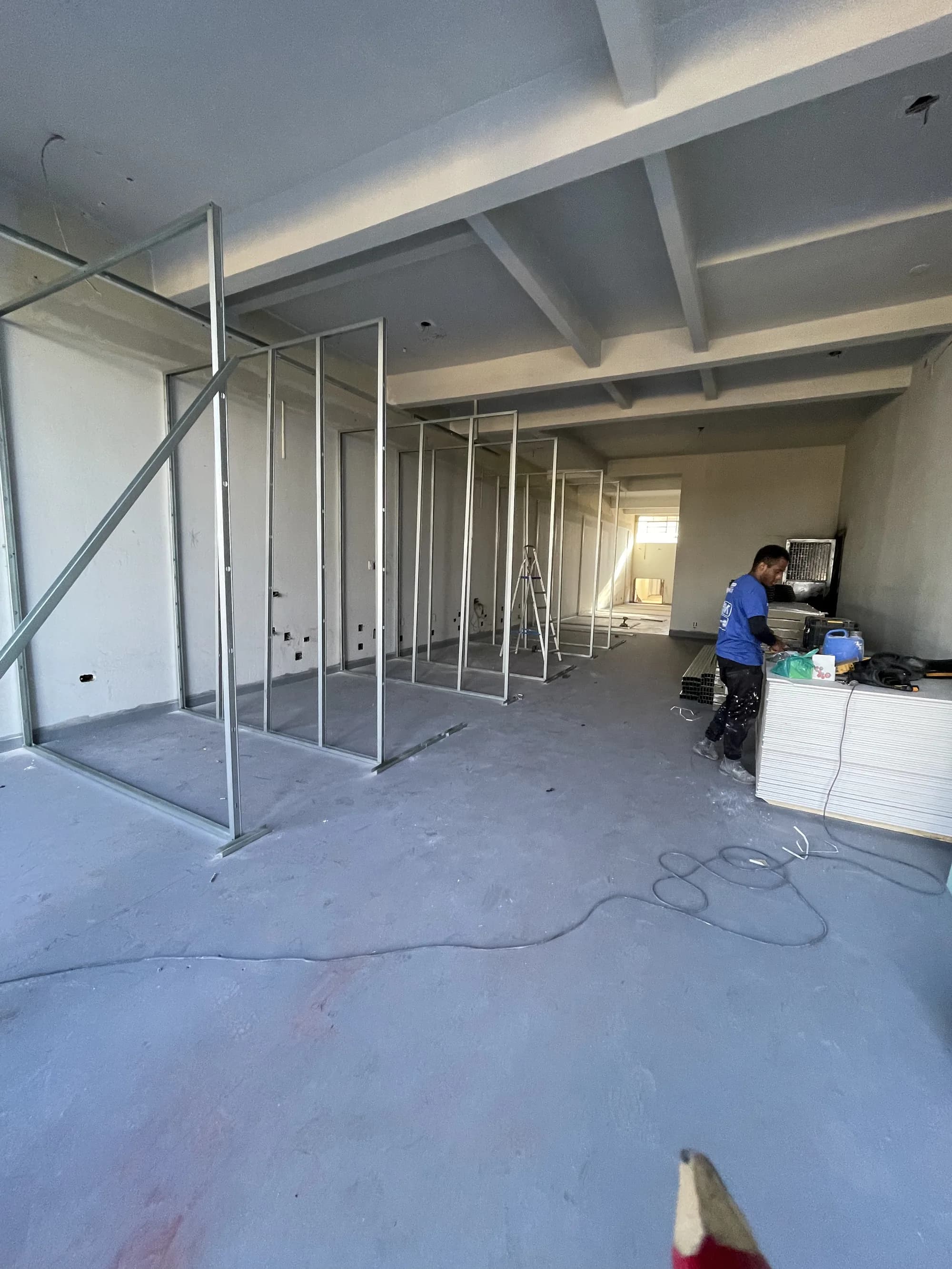 Ambiente antes da execução, com estrutura metálica de construção a seco